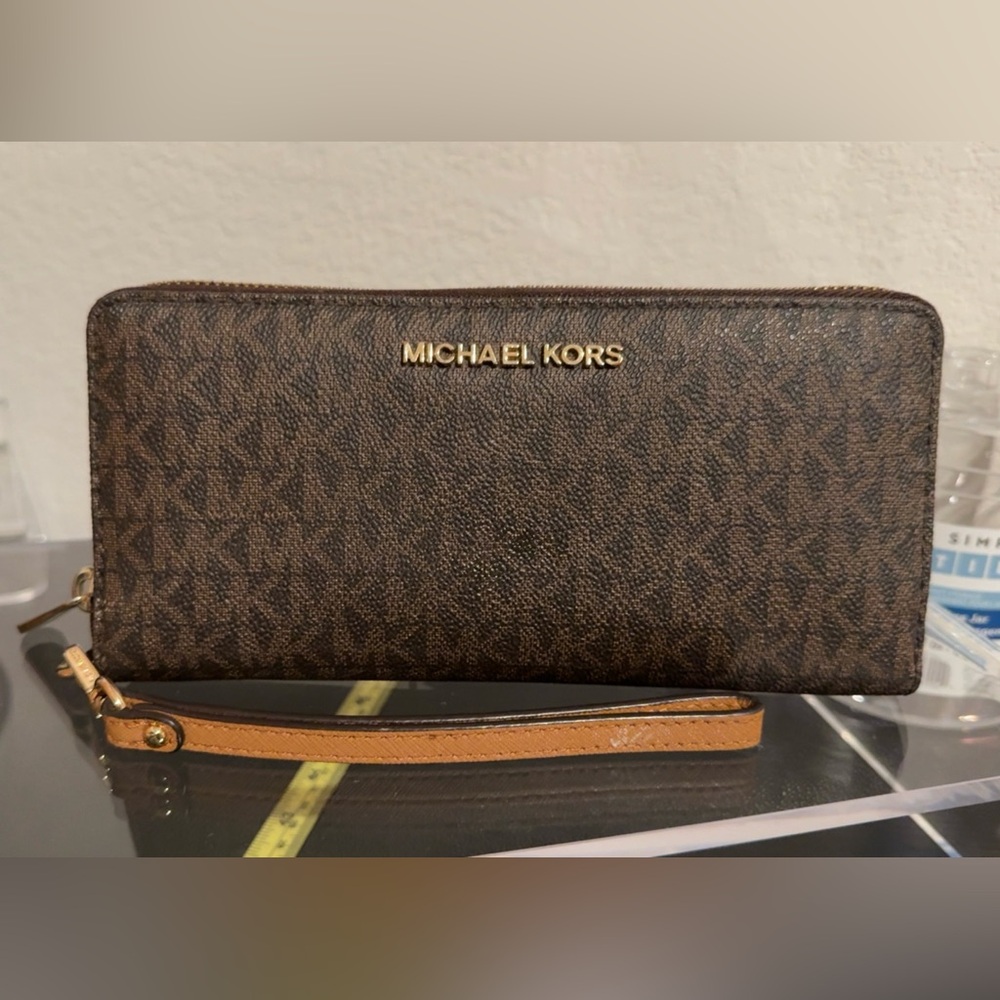 Authentic Michael Kors Wristlet